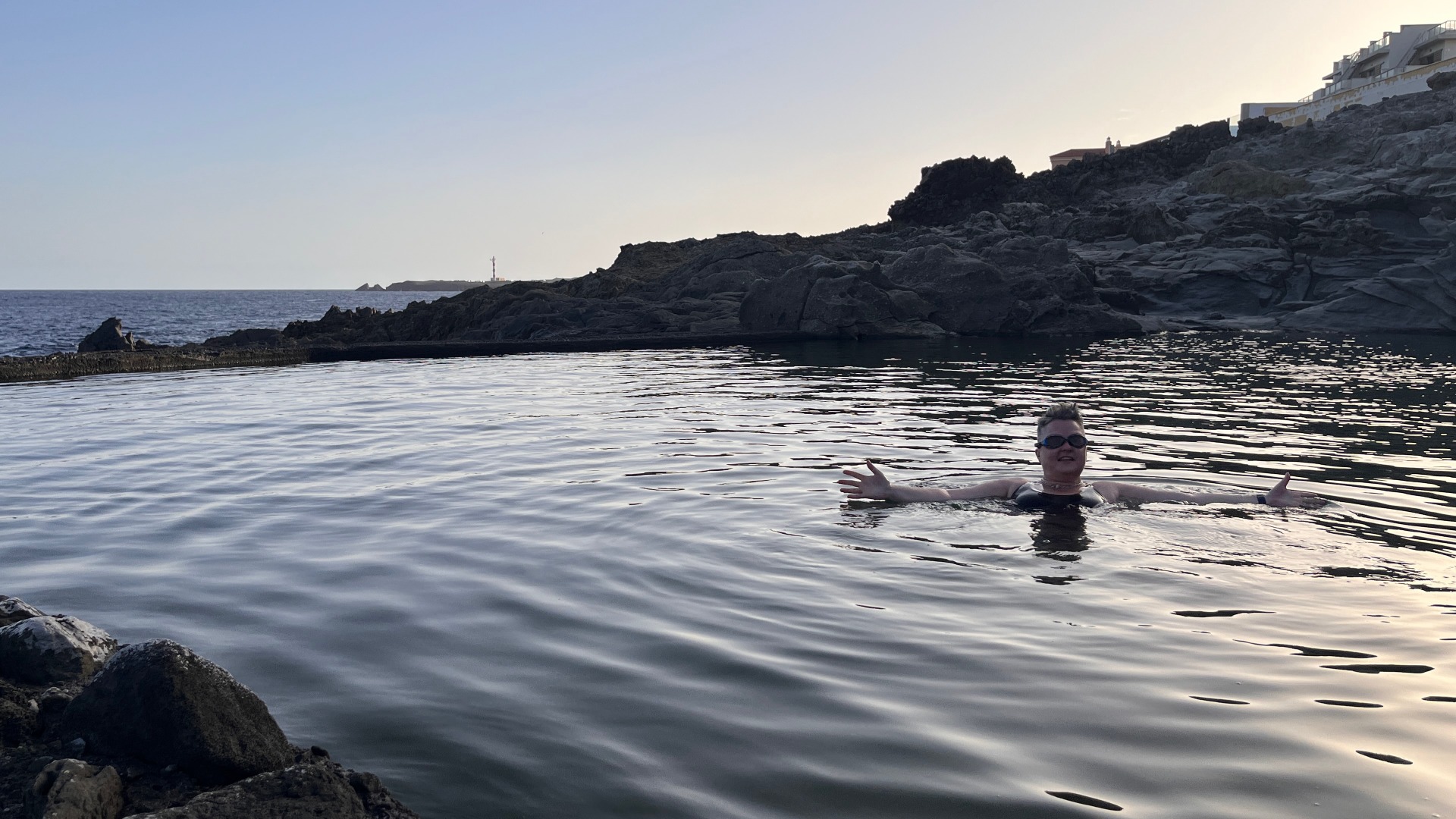 Laura Willoughby 140km in 140 swims image